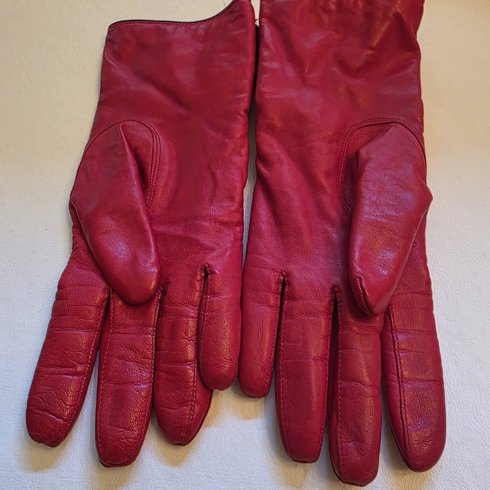 Elegant Red Coach Leather Gloves with Gold Buttons - Picture 2 of 14